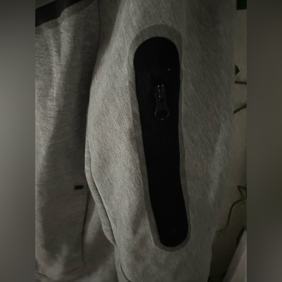 Nike Tech Fleece - Picture 4 of 4